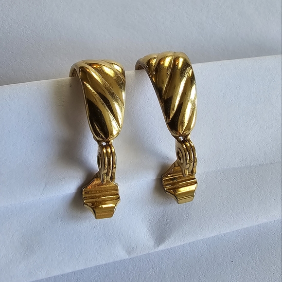Vintage Monet hoop clip earrings gold tone clipon womens classic elegant - Picture 5 of 7